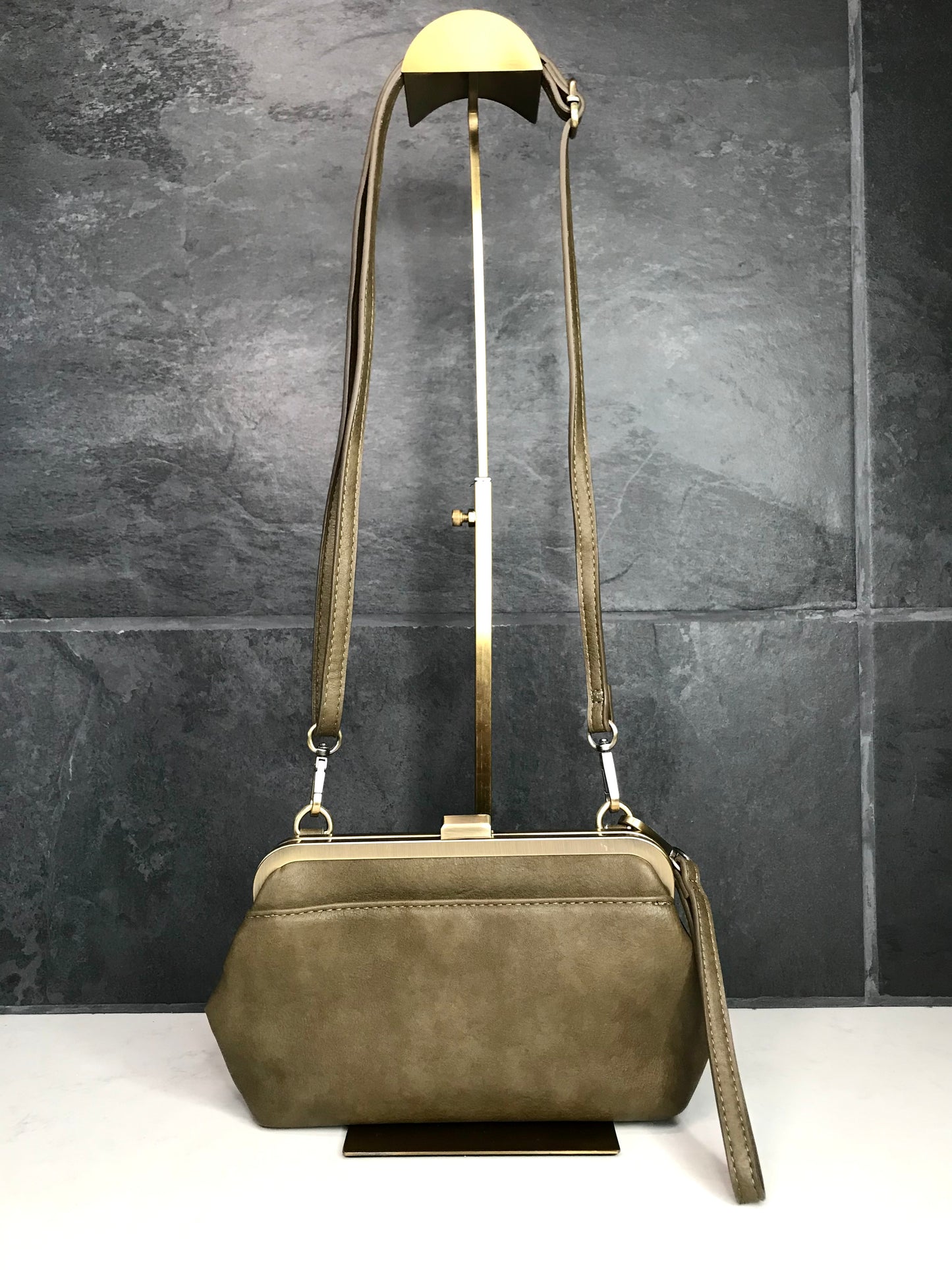 Vivie Kisslock Convertible Crossbody Wristlet