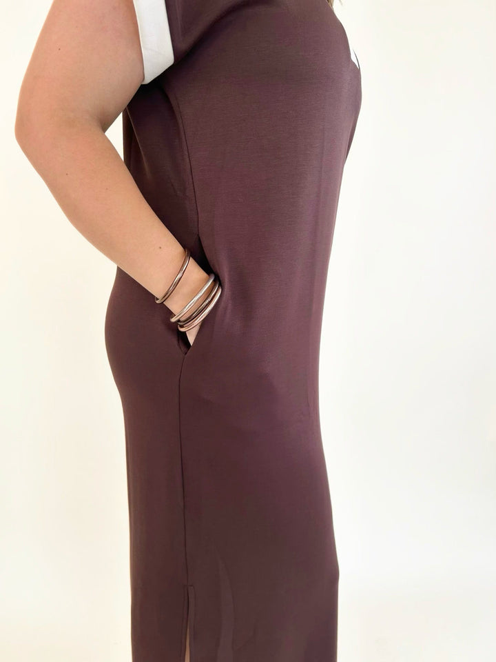 Close-up of the side pocket on the women&