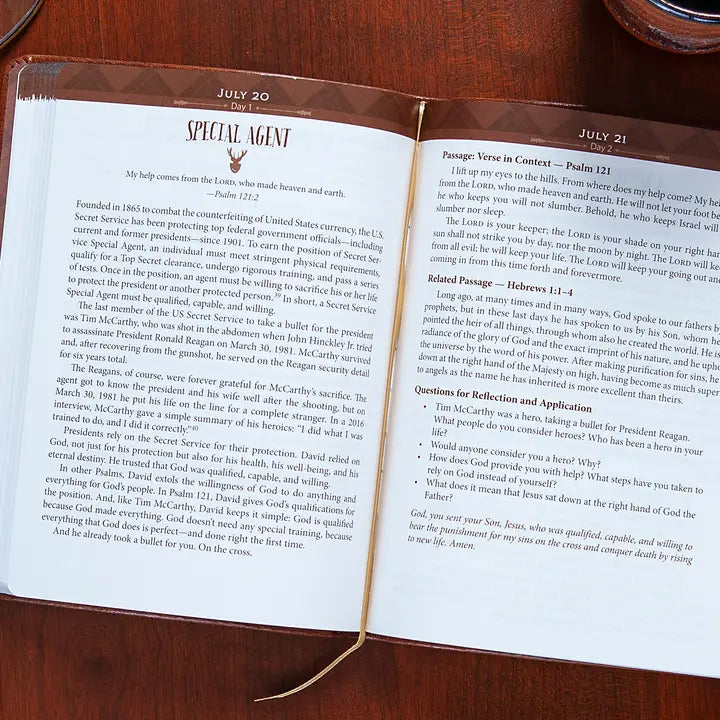 Daily Strength For Men (Devotional, Father's Day Gift Ideas)
